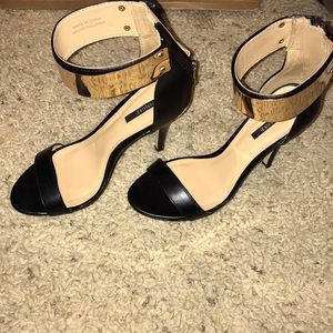 🚫SOLD🚫 Black heels with gold ankle strap
